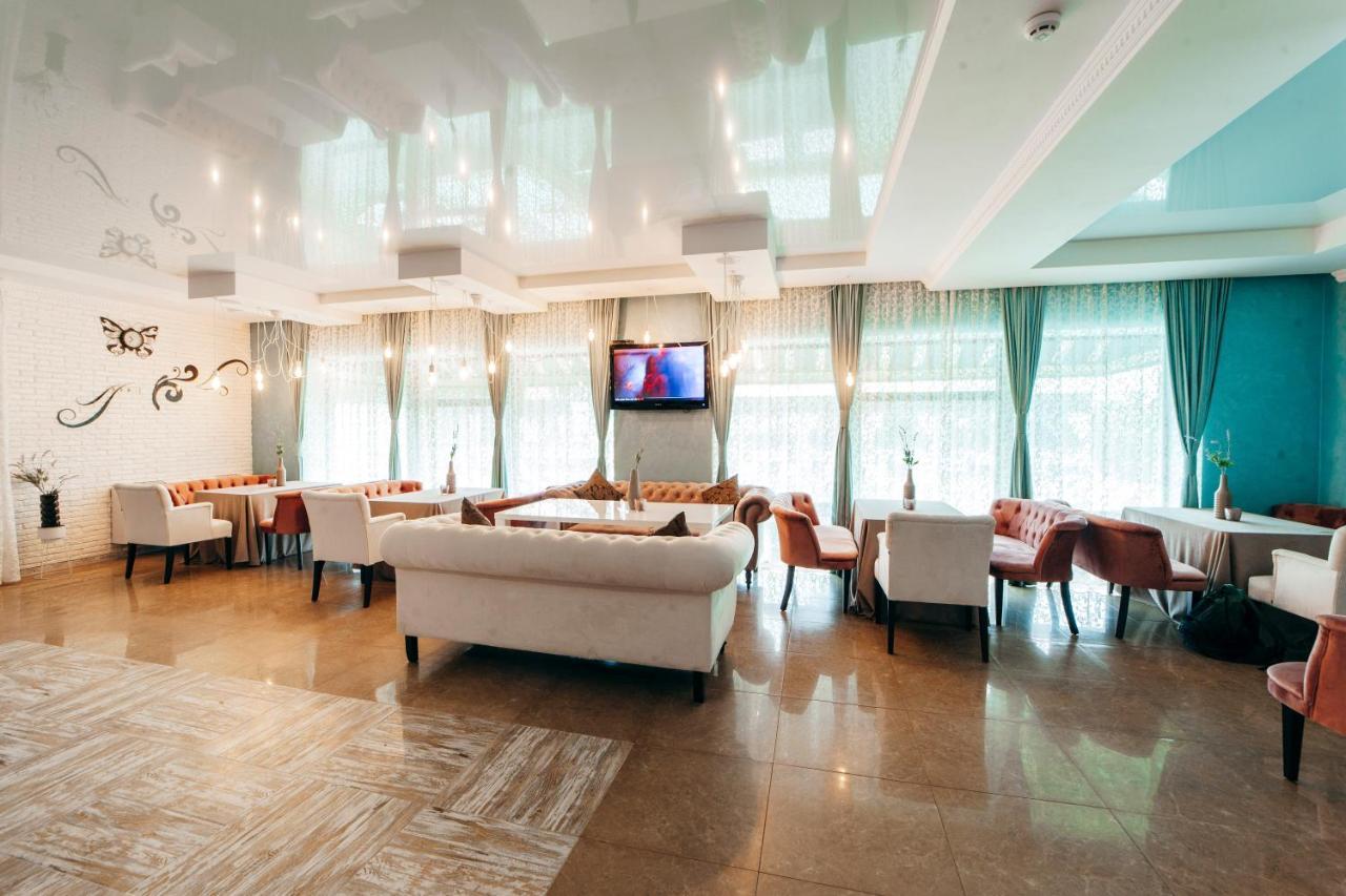 Hotel Butterfly Sadove Екстериор снимка
