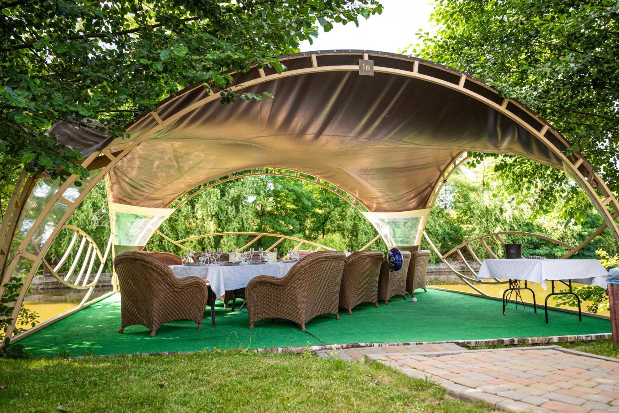 Hotel Butterfly Sadove Екстериор снимка