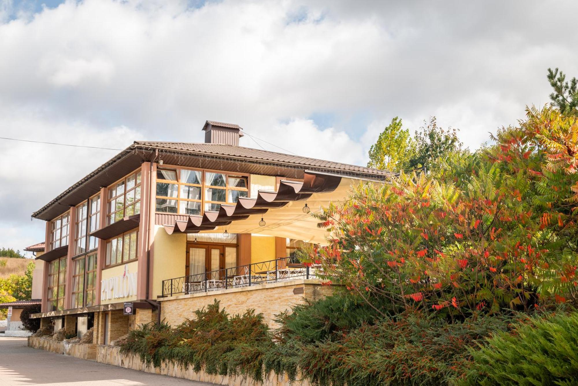 Hotel Butterfly Sadove Екстериор снимка
