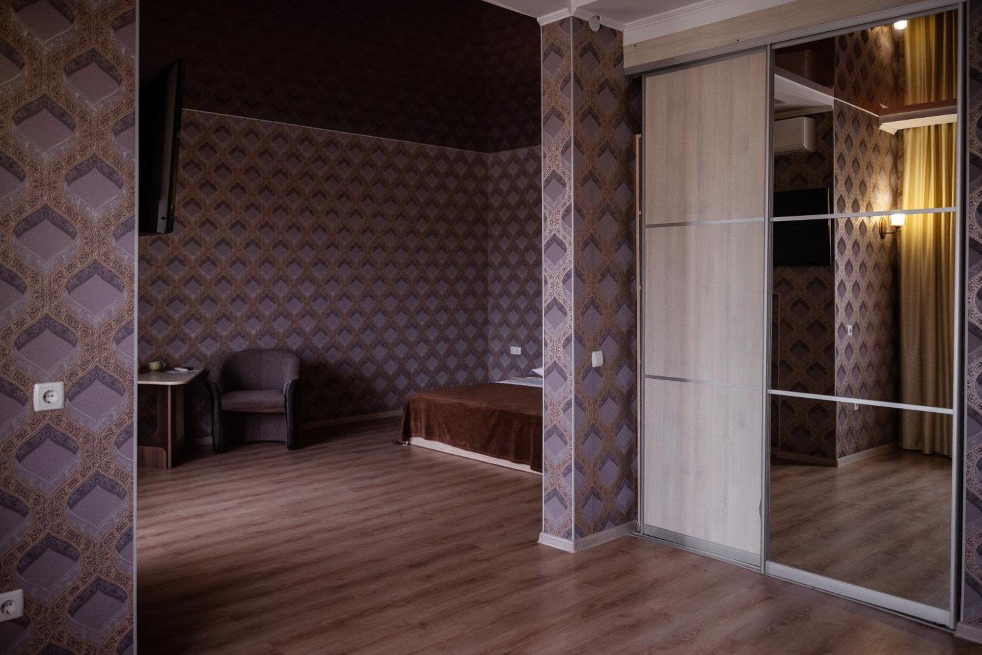 Hotel Butterfly Sadove Екстериор снимка