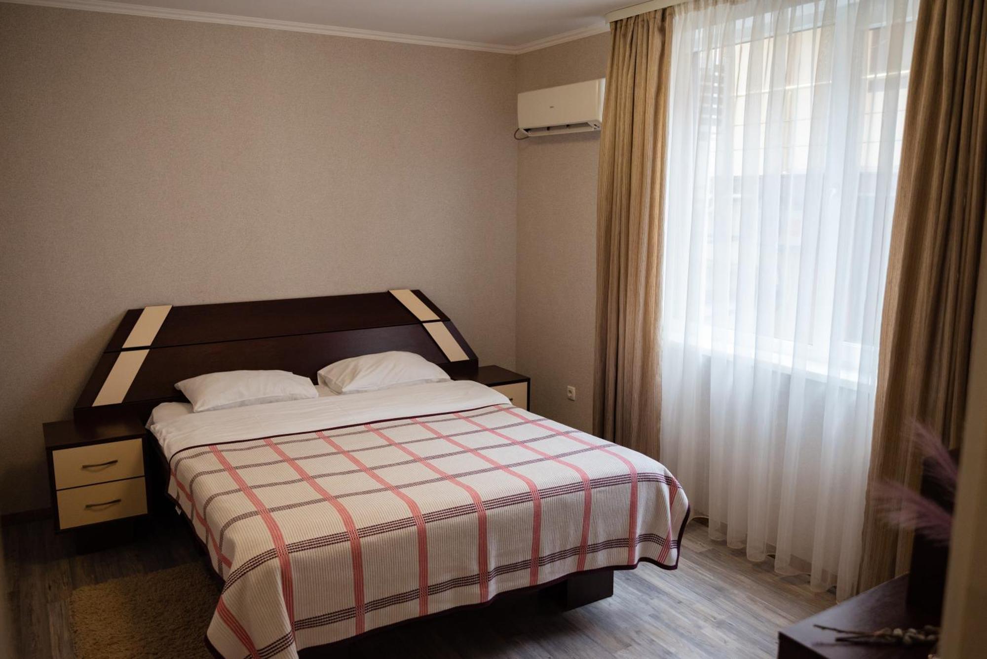 Hotel Butterfly Sadove Екстериор снимка