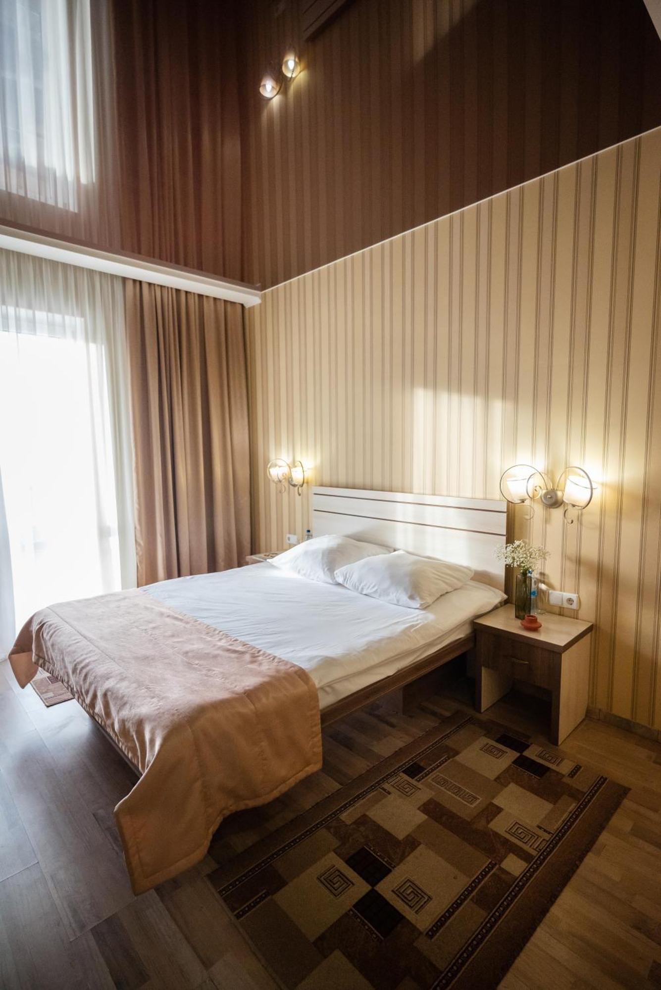 Hotel Butterfly Sadove Екстериор снимка