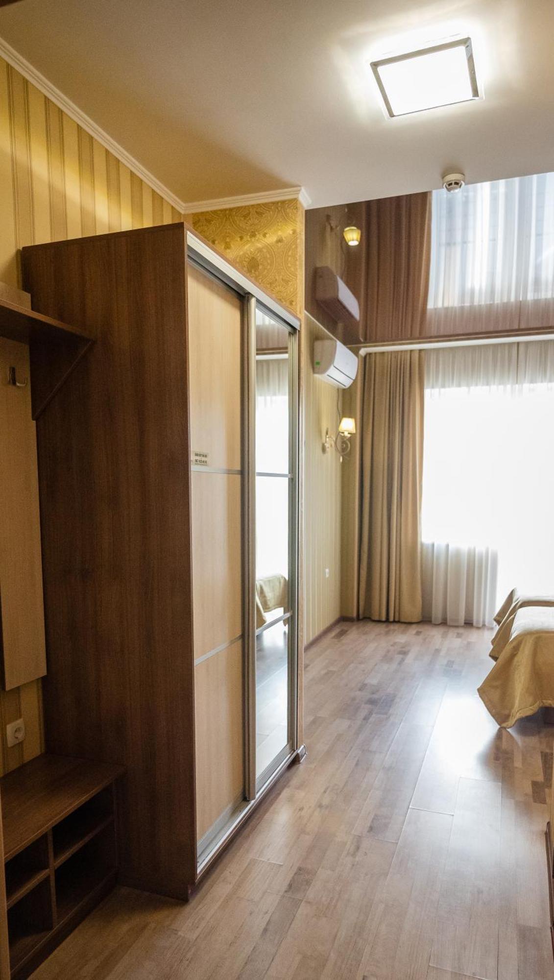 Hotel Butterfly Sadove Екстериор снимка