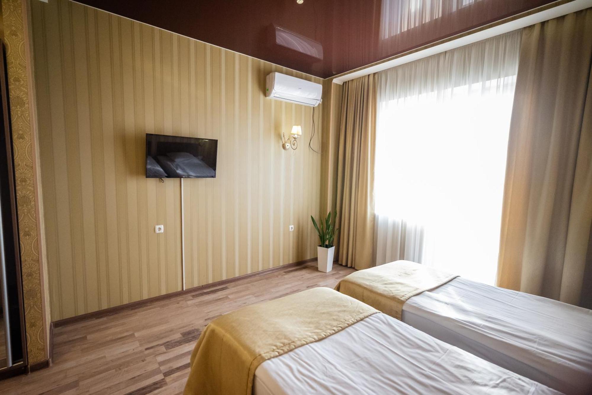 Hotel Butterfly Sadove Екстериор снимка