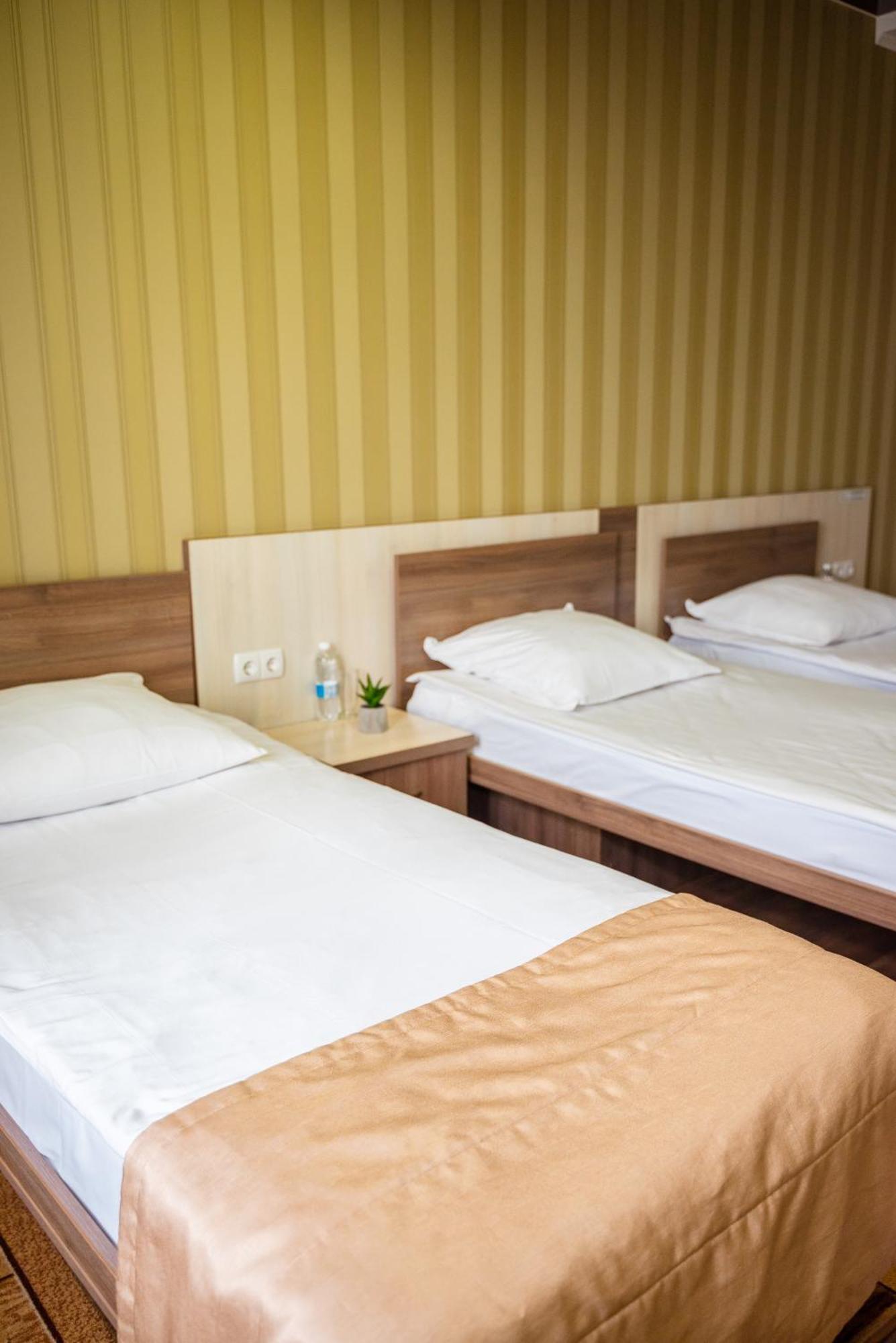 Hotel Butterfly Sadove Екстериор снимка