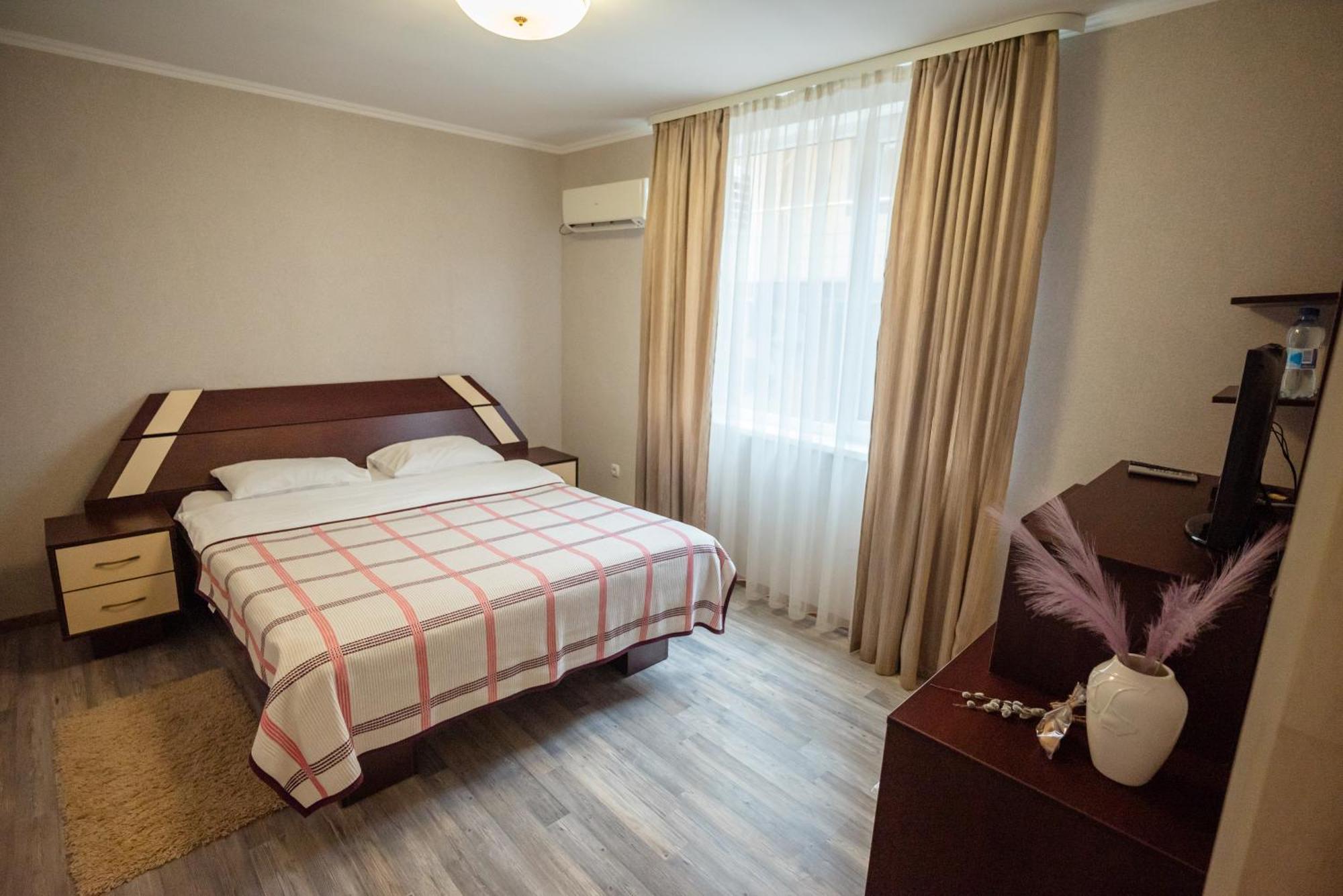 Hotel Butterfly Sadove Екстериор снимка